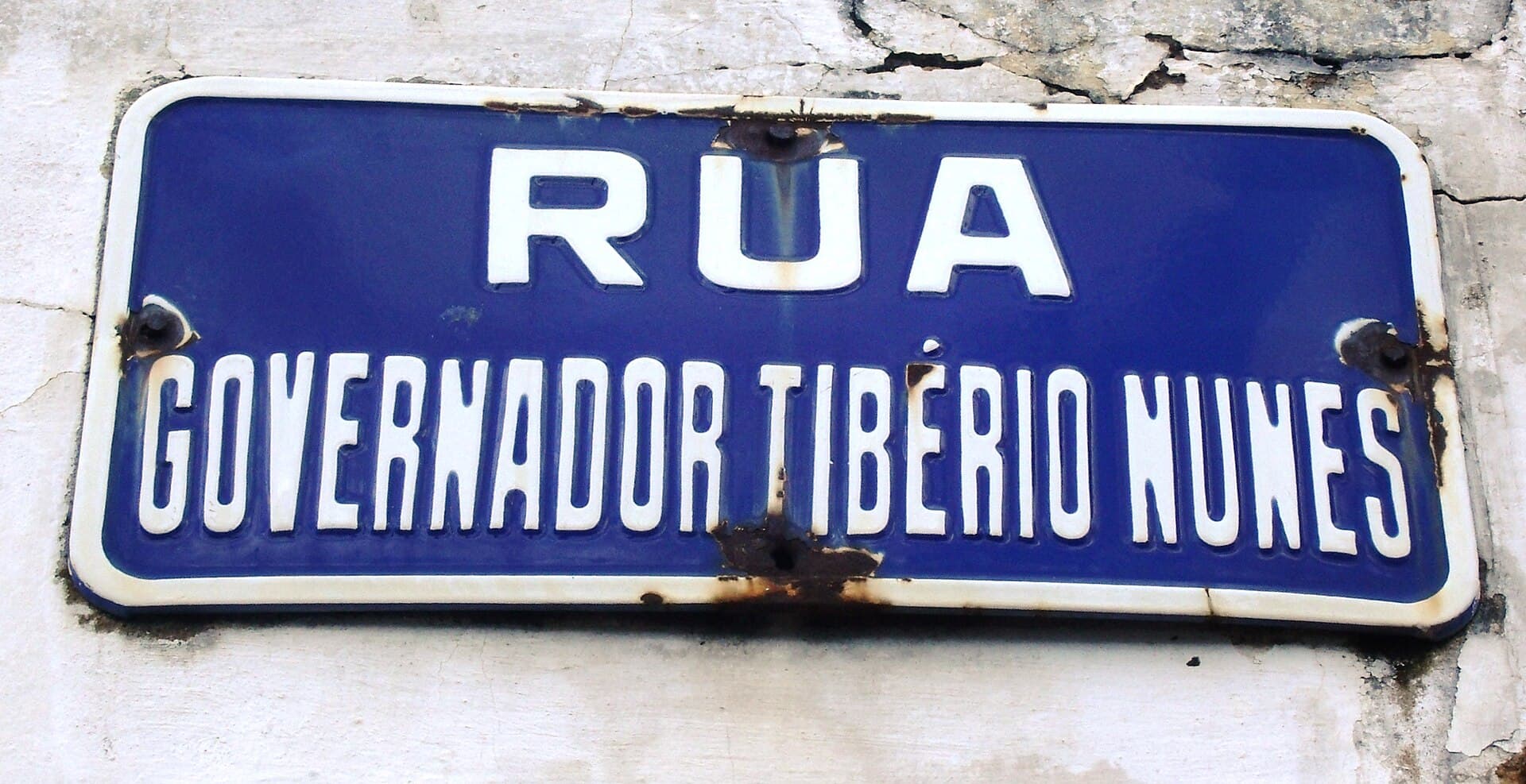 Rua Tibério Nunes, em Teresina, com casas e comércio dos dois lados.